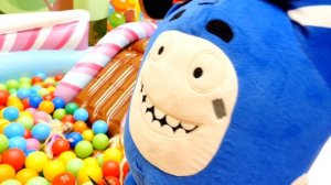 На пляже с Барби и Монстер Хай! Игры в куклы для девочек.