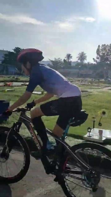 Yung chill rides kalang pero may nag overtake🤣 #shorts #siklistangtiktoker смотреть онлайн