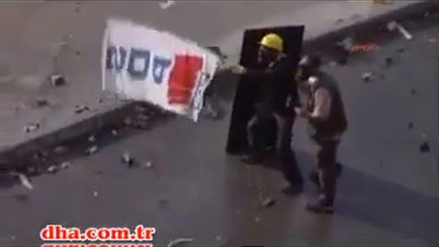 Polisin Gezi Parki Eylemlerinde Taksim Meydaninda kendi kendine oynadigi tiyatro смотреть онлайн