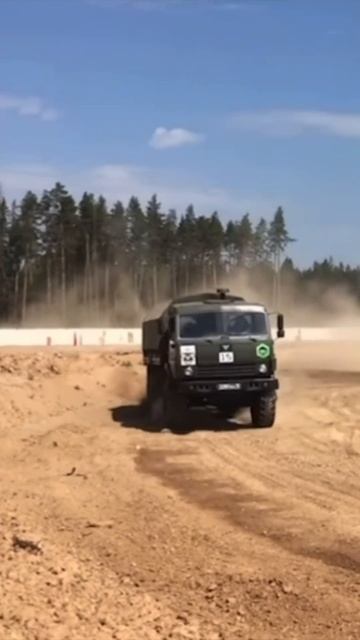 Едет КАМАЗ 43 — песочный дрифт на полноприводном хаки смотреть онлайн