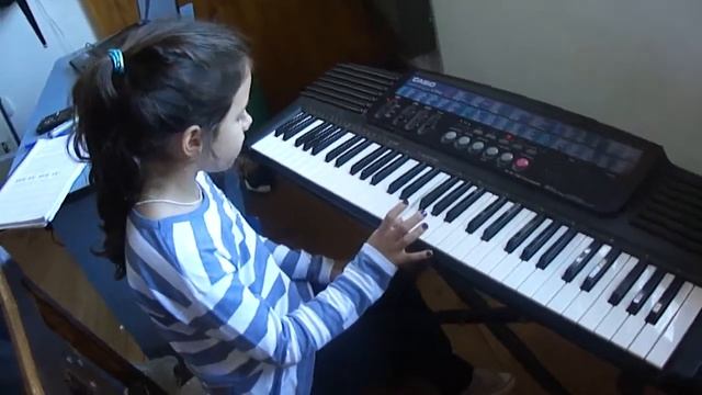 IMA La dulce y bella Loli estudiando piano M4H02107.MP4 смотреть онлайн