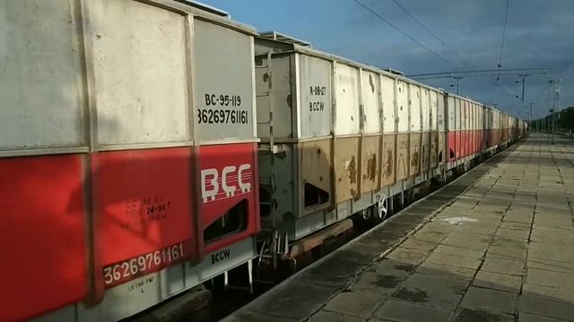 Train Departure | Indian Railways Cement Wagon Train | Wag7 | Crossing Solapur Pune Hutatma Express смотреть онлайн