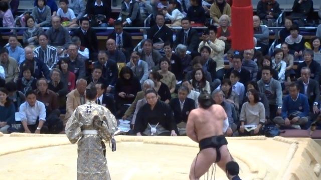 Sumo Wrestler Throws Opponent Out of Ring смотреть онлайн