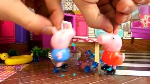 Детское видео - Свинка Пеппа и Джордж шалят! - Чиним игрушки в Тук Тук шоу. Весёлые игры с Peppa Pig