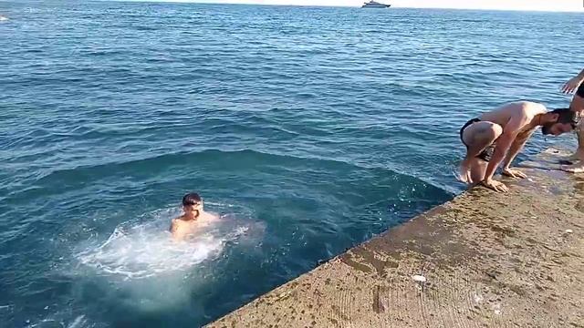 Ныряем с друзьями на пляже в Понизовке. 22.09.18. смотреть онлайн