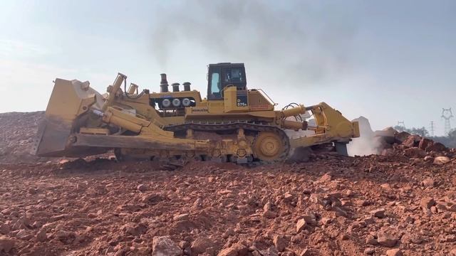 The biggest bulldozer in the world Komatsu D575 working in the mountains смотреть онлайн