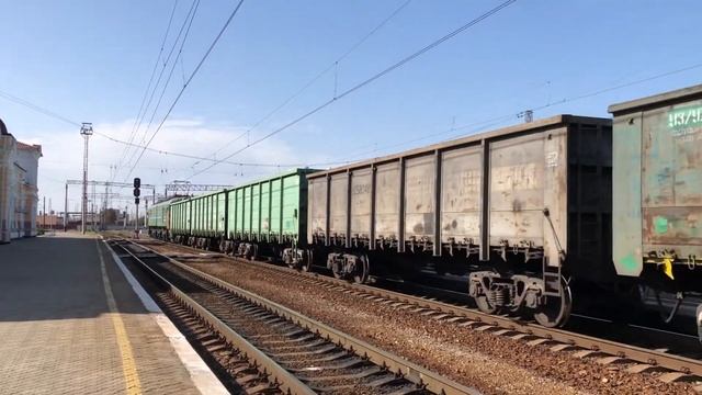 ВЛ8м-291 с грузовым составом по станции Пятихатки- пассажирские. смотреть онлайн