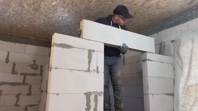 ПЕРЕГОРОДОЧНЫЕ СТЕНЫ ИЗ ГАЗОБЕТОНА / КАК КРЕПИТЬ МЕЖКОМНАТНЫЕ СТЕНЫ К ВНЕШНИМ / ДОМ СВОИМИ РУКАМИ смотреть онлайн