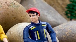 Экскаваторы и трактор попали в аварию и провалились в яму. Все автокраны пришли на помощь