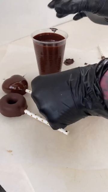 Кейкпопсы✨Процесс #shorts#cakepops#кейкпопсы#chocolate#глазурь#десерт#бисквит