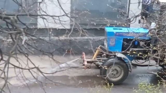 жилищник с автодор имитируют уборку дворов