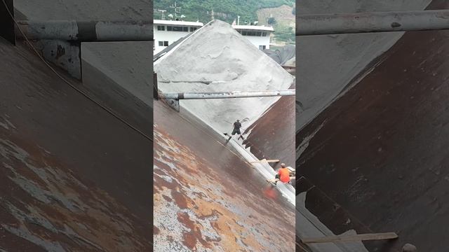 Amazing work - white sand unloading barge, skilled workers working смотреть онлайн