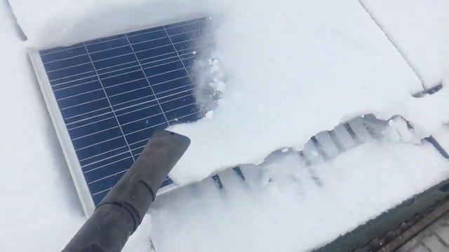 Очистка сонячних панелей від снігу взимку. смотреть онлайн