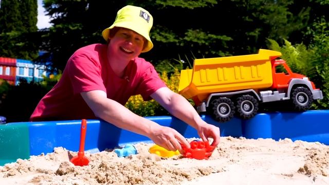 Развивающие видео для детей МОЯ ПЕСОЧНИЦА. Большой сборник - Лепим куличики из песка смотреть онлайн