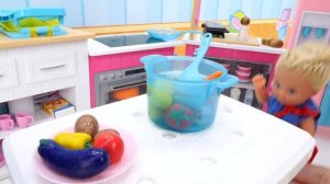 Барби готовит, а Штеффи испортила продукты! Видео с куклами - Готовим вместе
