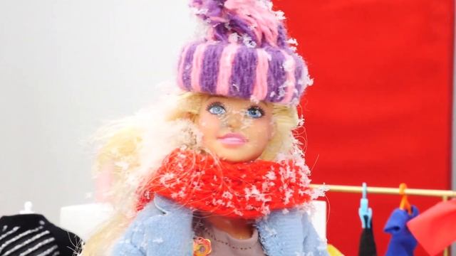 Смешные видео: кукла Барби только сейчас выбрасывает Новогоднюю Ёлку! - Игры одевалки для девочек смотреть онлайн