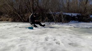 Рыбалка в Марте со льда на удочку. Ловля рыбы на реке.