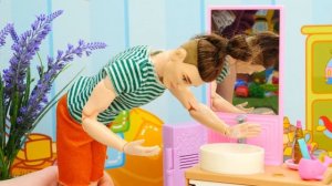 Куклы Барби отмечают ДЕНЬ ОТЦА в детском саду! Игры для детей
