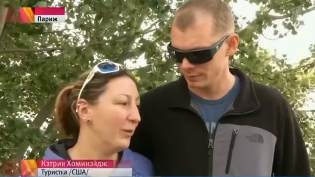 Парижский мост искусств освобождают от замков влюбленных! смотреть онлайн