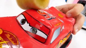 Видео про машинки Тачки. Чиним Молнию Маквина после Гонок! Видео про игры в больницу у Доктора Ой