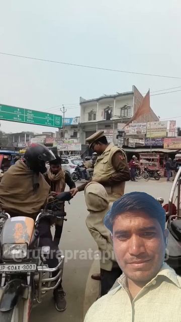 माँ बाप अपने बच्चों का ख्याल रखें 😱 #trafficrules #trafficpolice #helmet #sandar #shortfeed смотреть онлайн