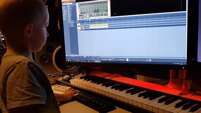 4 YEAR OLD BOY USING FANTASTIC DAW - REASON 11 SUITE смотреть онлайн