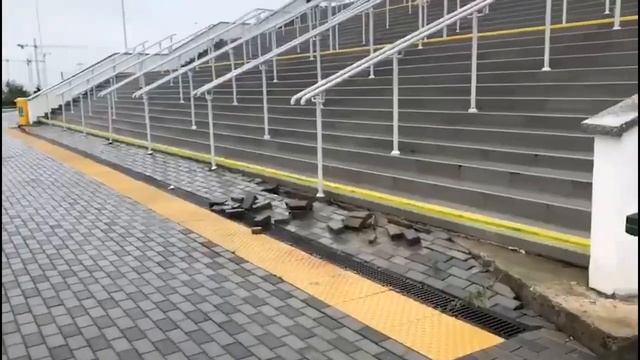 Стадион в Калининграде проваливается? Вокруг арены - странные бугры смотреть онлайн