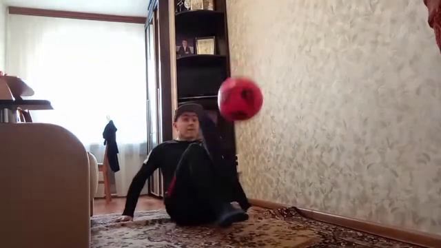 🔥⚽Прокачиваю тренировки дома и осваиваю стандартные комбинация базового трюка в исполнении Sitting! смотреть онлайн