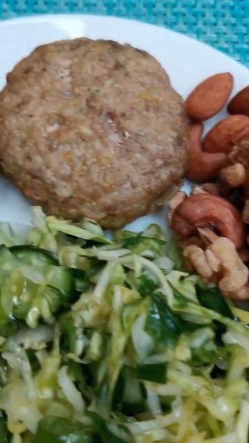 Кето обед, котлеты и салат оптимально