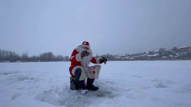РЫБАЛКА, и поздравления от ДЕДА МОРОЗА! ДЕДУШКА тоже РЫБАЧИТЬ УМЕЕТ! ВСЕХ С НОВЫМ ГОДОМ! смотреть онлайн