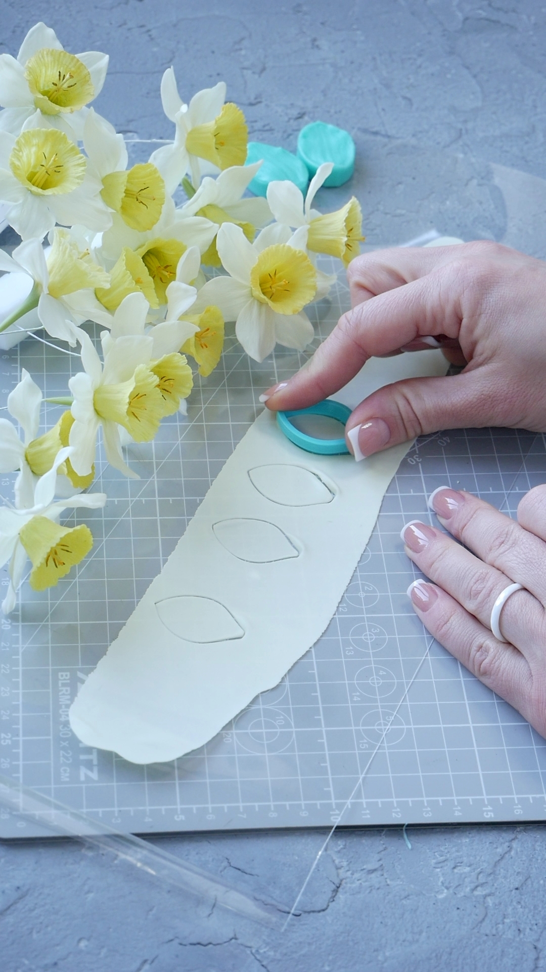 Оживляю лепестки нарцисса