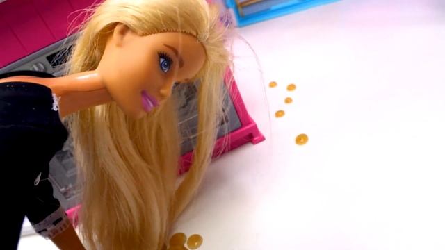 Кто съел Торт? Жизнь Барби в видео шоу для детей с Машей Тойклаб! Ищем по подсказкам смотреть онлайн