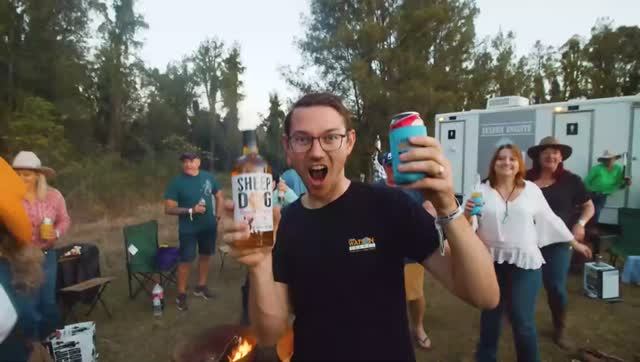 Casey Barnes - NEVER GIVE UP ON A GOOD TIME смотреть онлайн