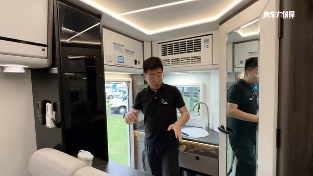 上汽大通生活家H90！首款依维柯底盘打造的房车 смотреть онлайн