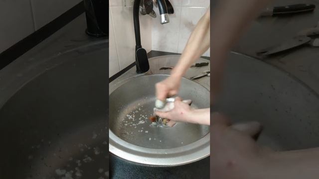 Чешую окуня легко убрать крышкой от банки.