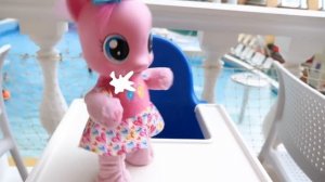 Беби Бон Эмили и Пинки Пай в Аквапарке! Ох, уж эти куклы - видео для девочек в бассейне