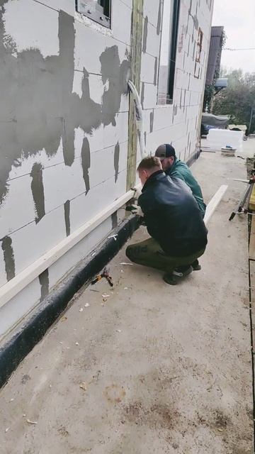 Временный стартовый брусок для опоры первых листов пенопласта, приклеиваемых на фасады дома СФТК смотреть онлайн