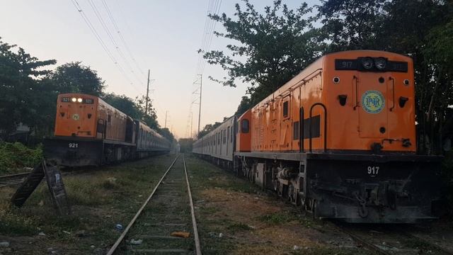 DEL 921 with EMU 5 passing DEL 917 with EMU 7 at the old San Pedro Station смотреть онлайн