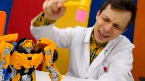 Робот Трансформер Бамблби в Мегаклинике! Доктор Ой лечит игрушки. Сборник видео про игрушки