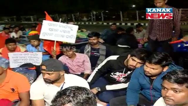 Members Of Nikhil Odisha Bidyut Mazdoor Mahasangha Stages Protest In Bhubaneswar смотреть онлайн