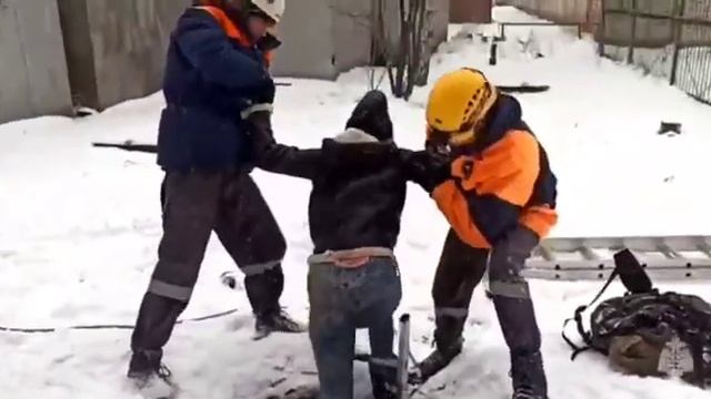 Девушка с собакой провалилась в колодец в Барнауле смотреть онлайн
