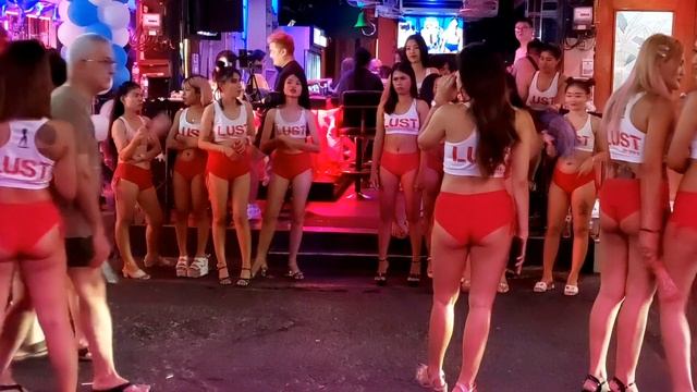 Bar girls in soi 6 Pattaya | #soi6pattaya #pattayanightlie #trending смотреть онлайн