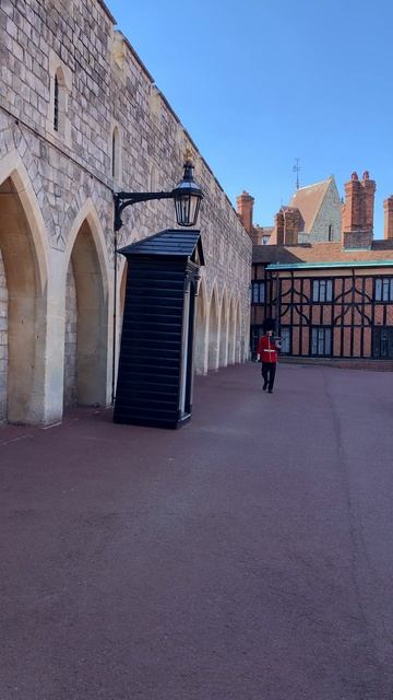 Travel to Windsor, England with kids: Irish Guard at Windsor Castle on a hot 90 degree day смотреть онлайн