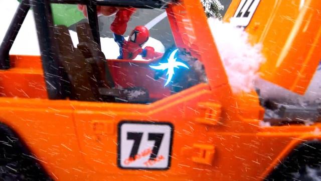 Человек Паук попал в беду и замерзает! Видео для мальчиков про машинки и супергероев! смотреть онлайн