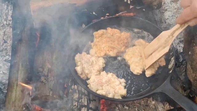 СТРОЮ ЗЕМЛЯНКУ ЗИМОЙ В  -15° | Ночёвка в Бушкрафт лагере |Bushcraft | RainMan|Bushcraft