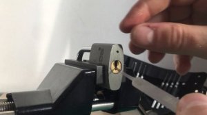 Вскрытие навесного замка Вскрытие маленького замка Apecs