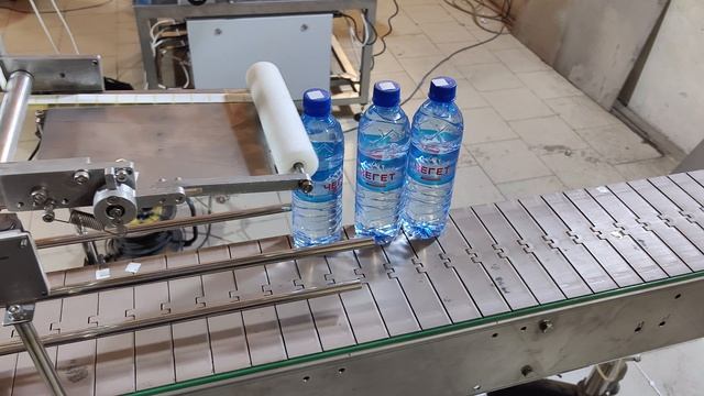 Наклеивание этикетки c куар кодом на бутылку - EtiKon.ru смотреть онлайн