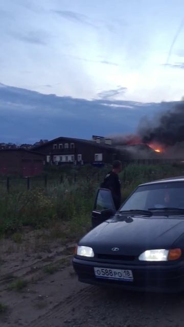 Ресторан "Шале" загорелся на Славянском шоссе в Ижевске смотреть онлайн