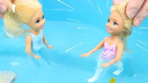 Куклы Барби играют в мяч в бассейне! Весёлые видео про игры для детей