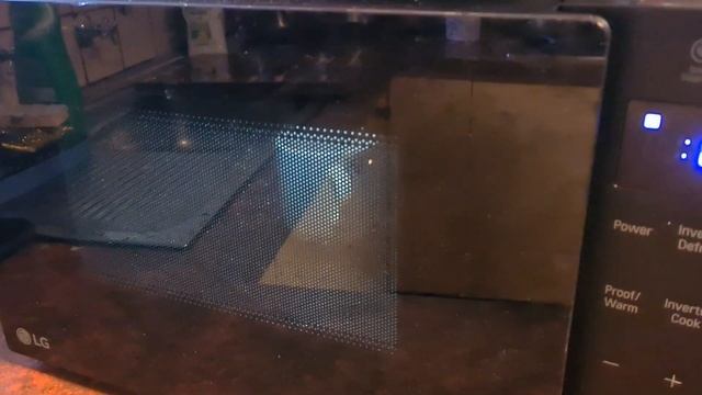 LG NeoChef (Microwave MS2336DB) EMITTING FIRE... смотреть онлайн